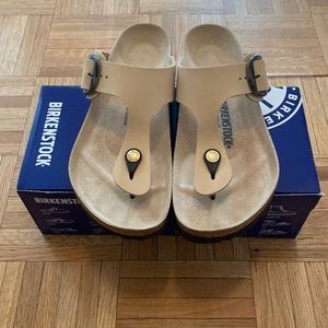 Birkenstock Gizeh Big Buckle in Almond
